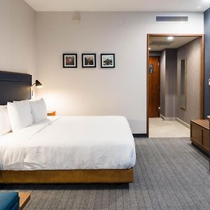 Zimmer mit Kingsize-Bett